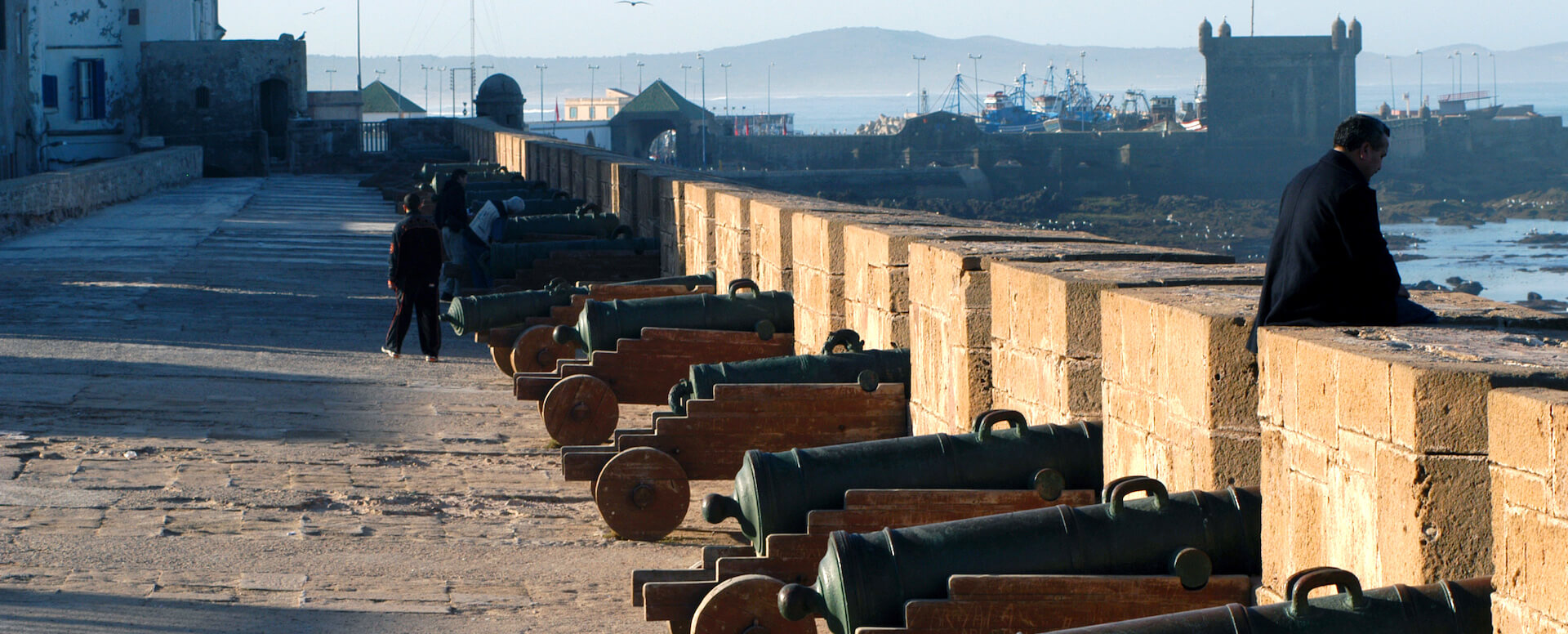 Bewundern Sie die Aussicht am Hafen von Skala und der Kasbah von Skala - Essaouira